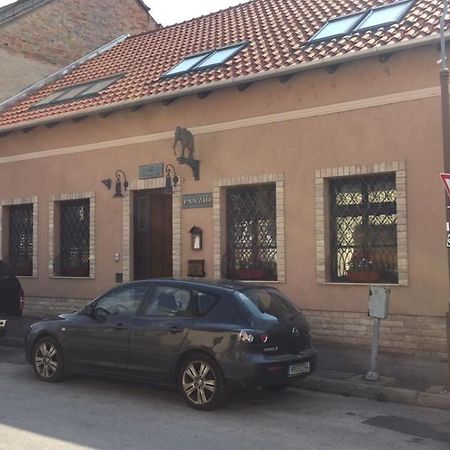 艾斯特根 Arany Elefant Szallashely酒店 外观 照片